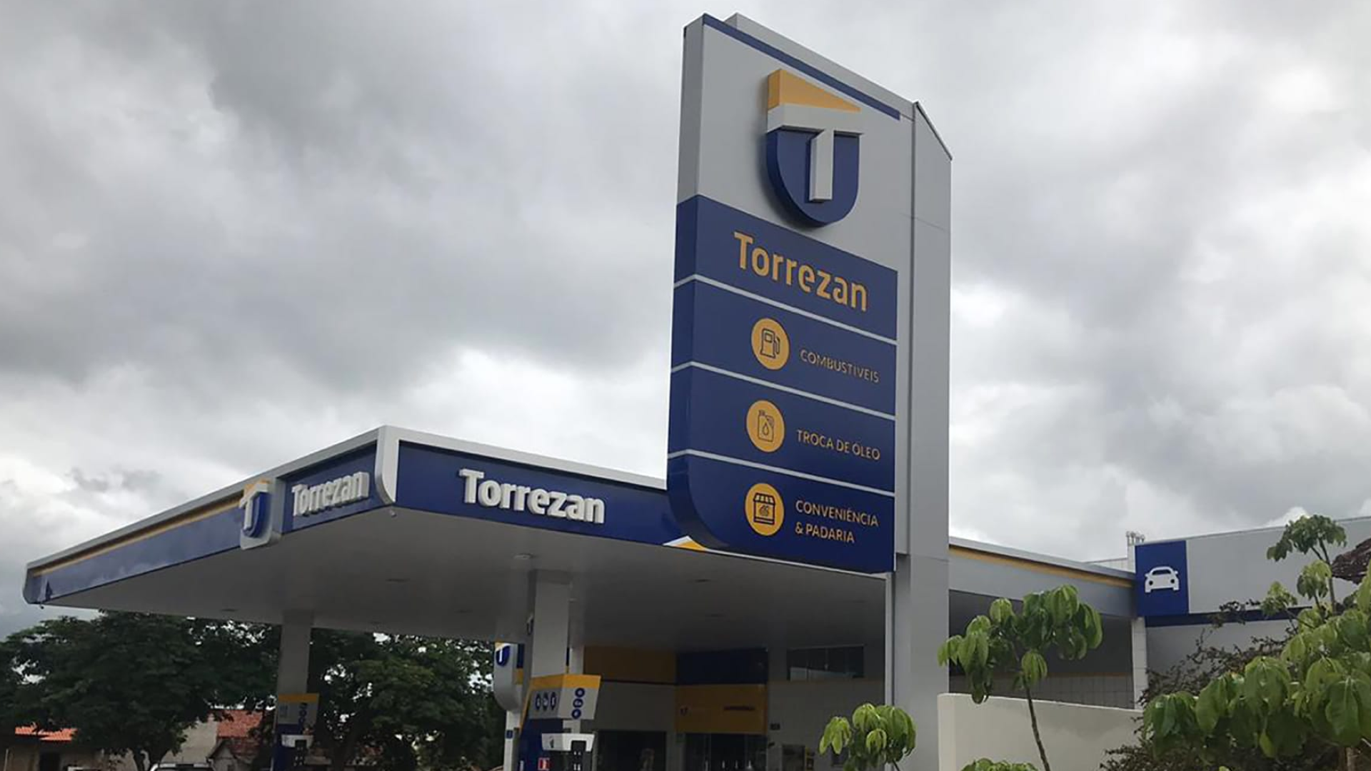 Image and visual of gas station