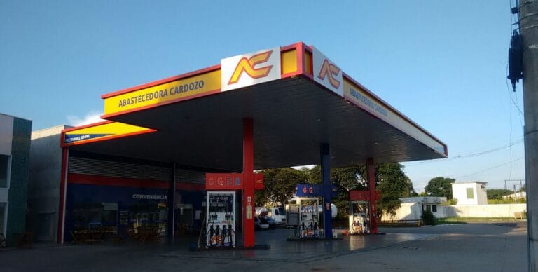 fachada e comunicacao visual Posto Cardozo, posto de gasolina em Parobé RS
