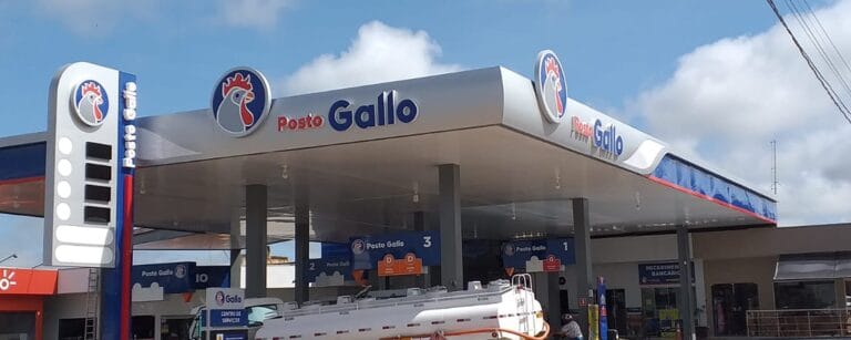 fachada e comunicacao visual Posto Gallo, posto de gasolina