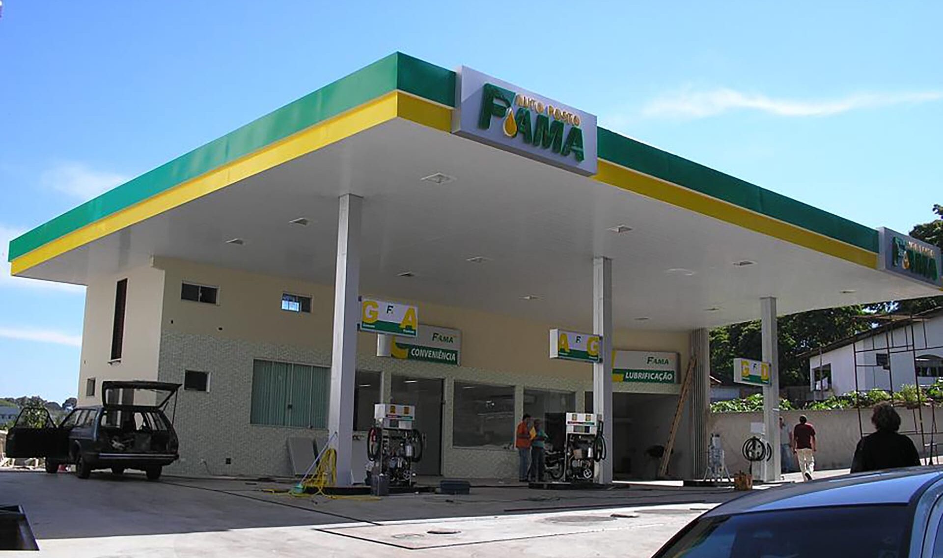fachada e comunicacao visual Posto Fama, posto de gasolina em Apucarana PR