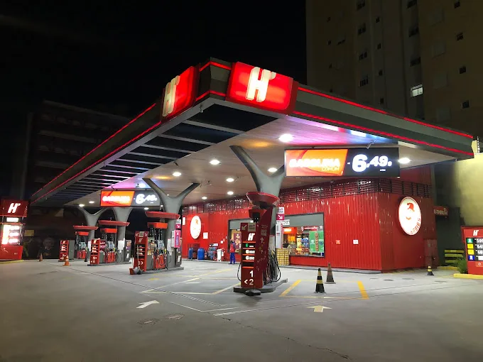 fachada e comunicacao visual Posto Habibs, posto de combustivel em São Paulo SP