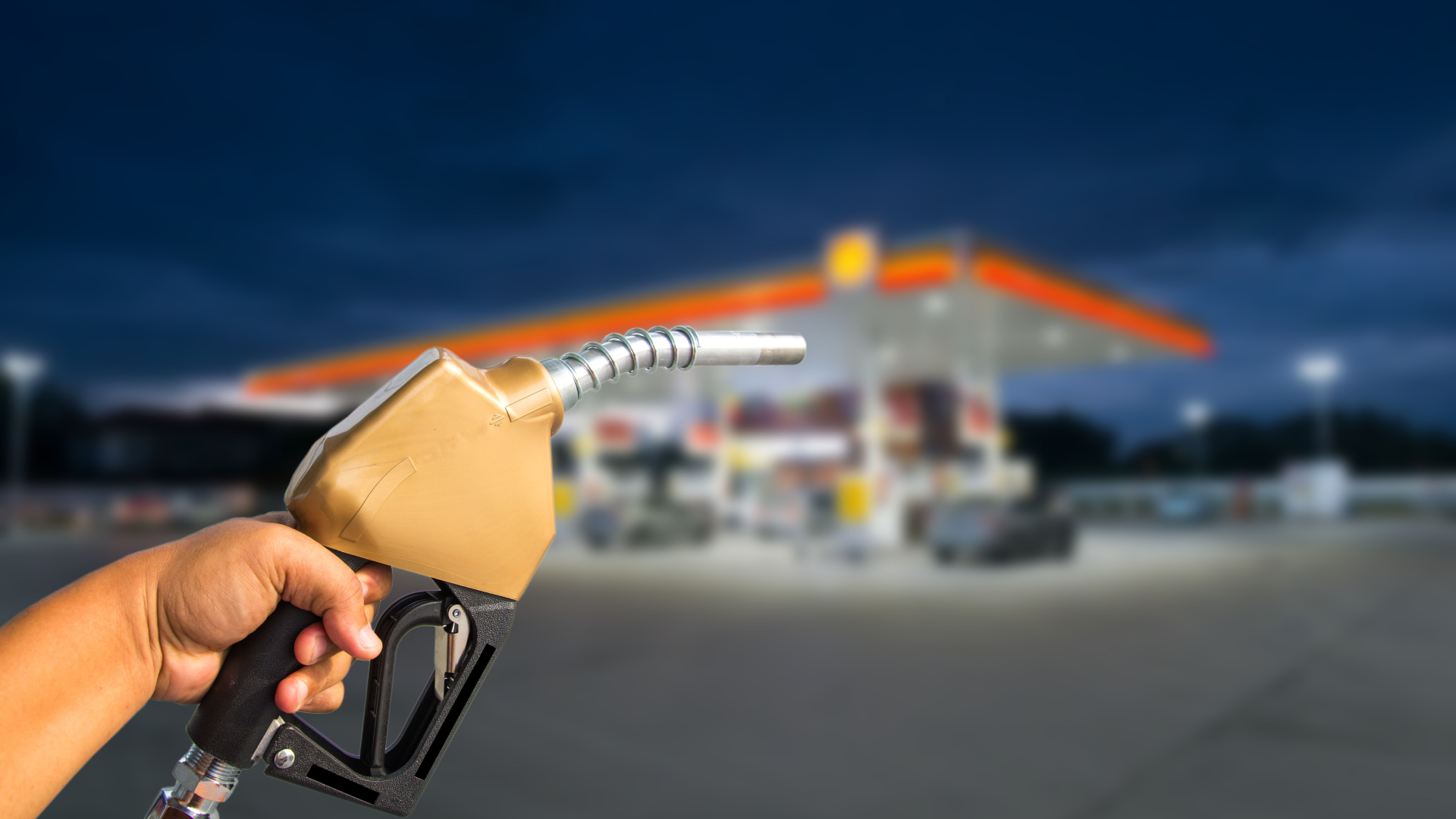 Pessoa feliz abastecendo em no melhor posto de gasolina de sua cidade