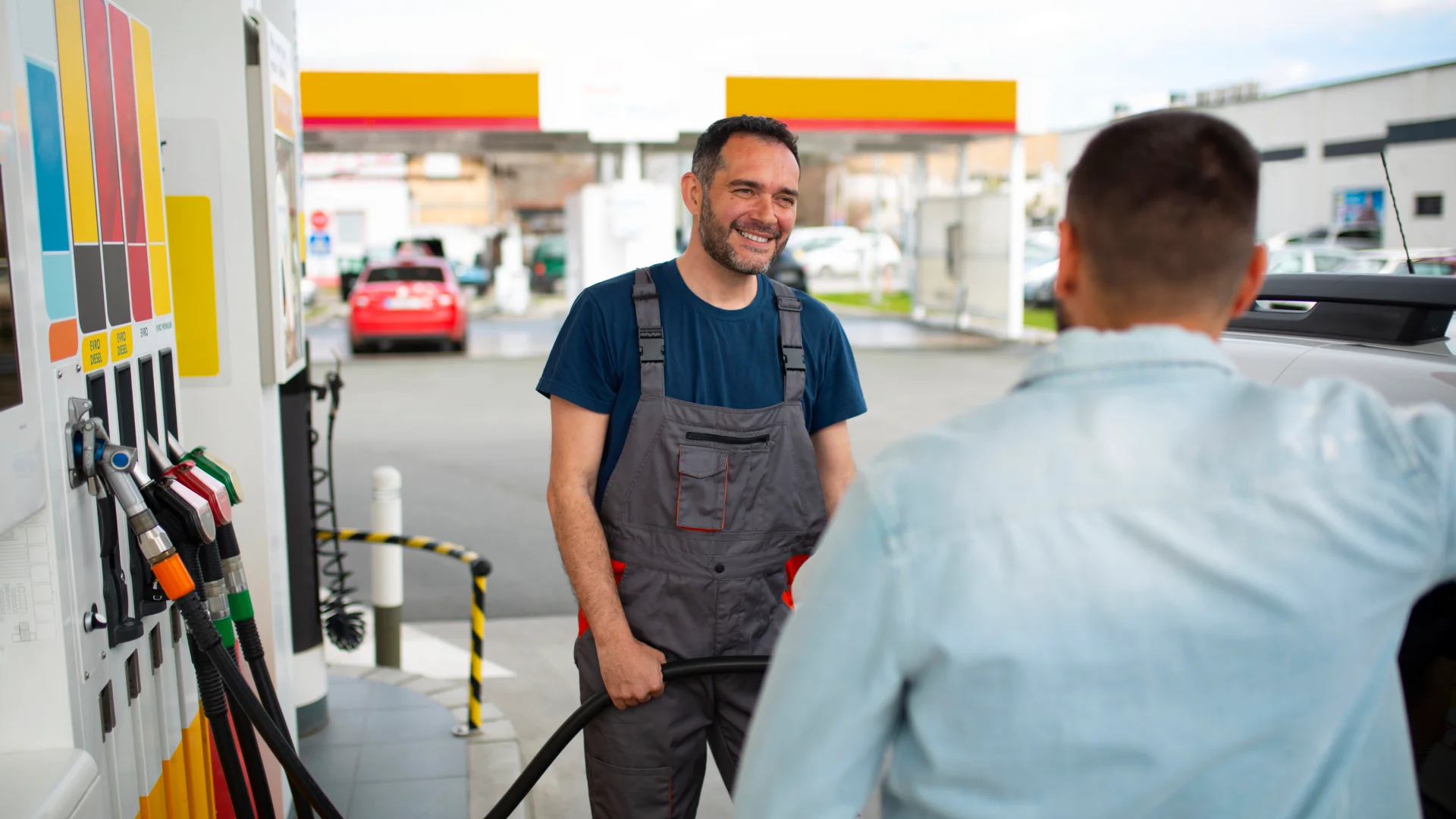 Homem sendo bem atendido, representando uma das estratégias de marketing para posto de gasolina