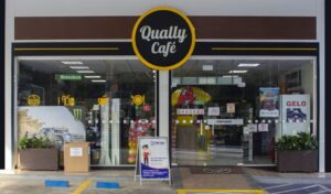 Decoração de loja de conveniência em posto de combustível