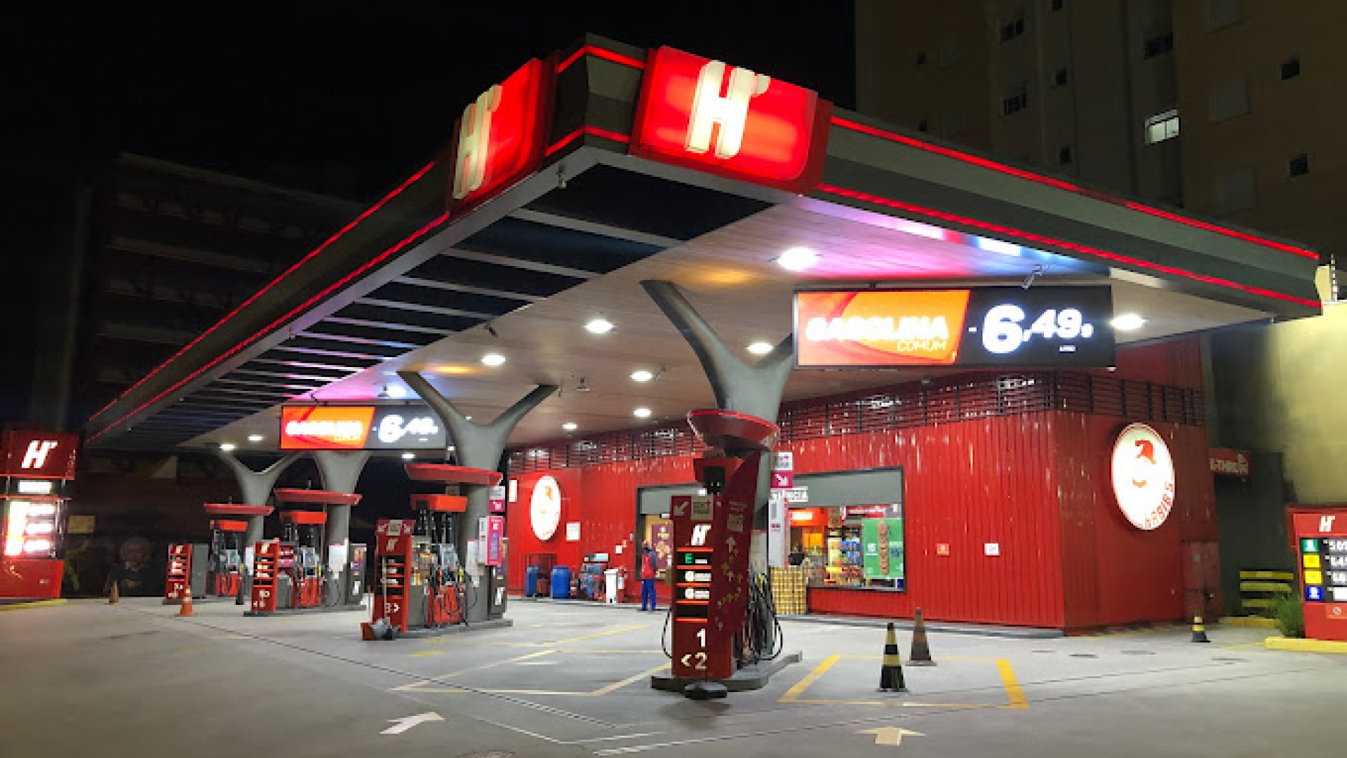 Painéis de LED em posto de gasolina