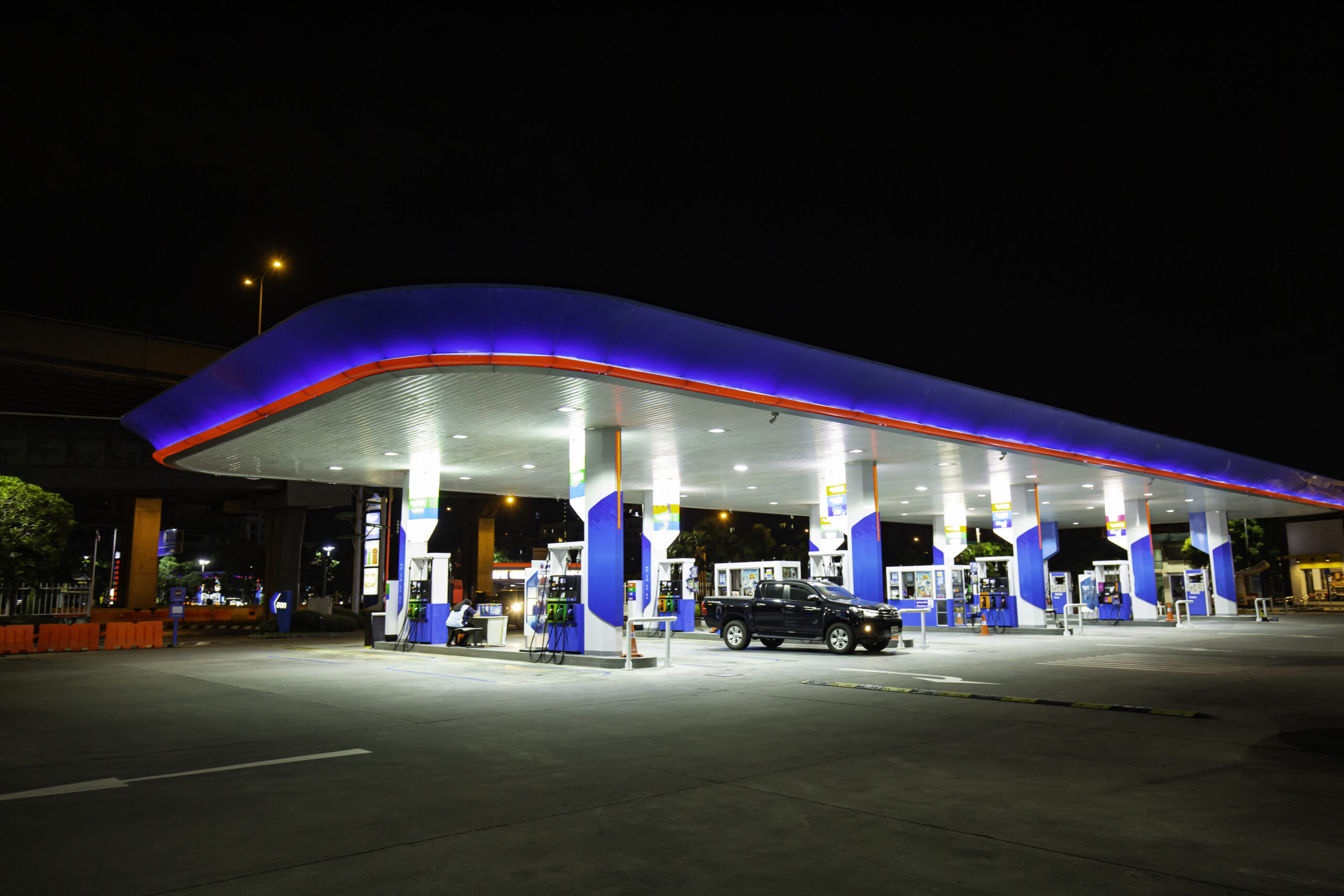 Posto de gasolina recém aberto com uma boa arquitetura de posto de gasolina