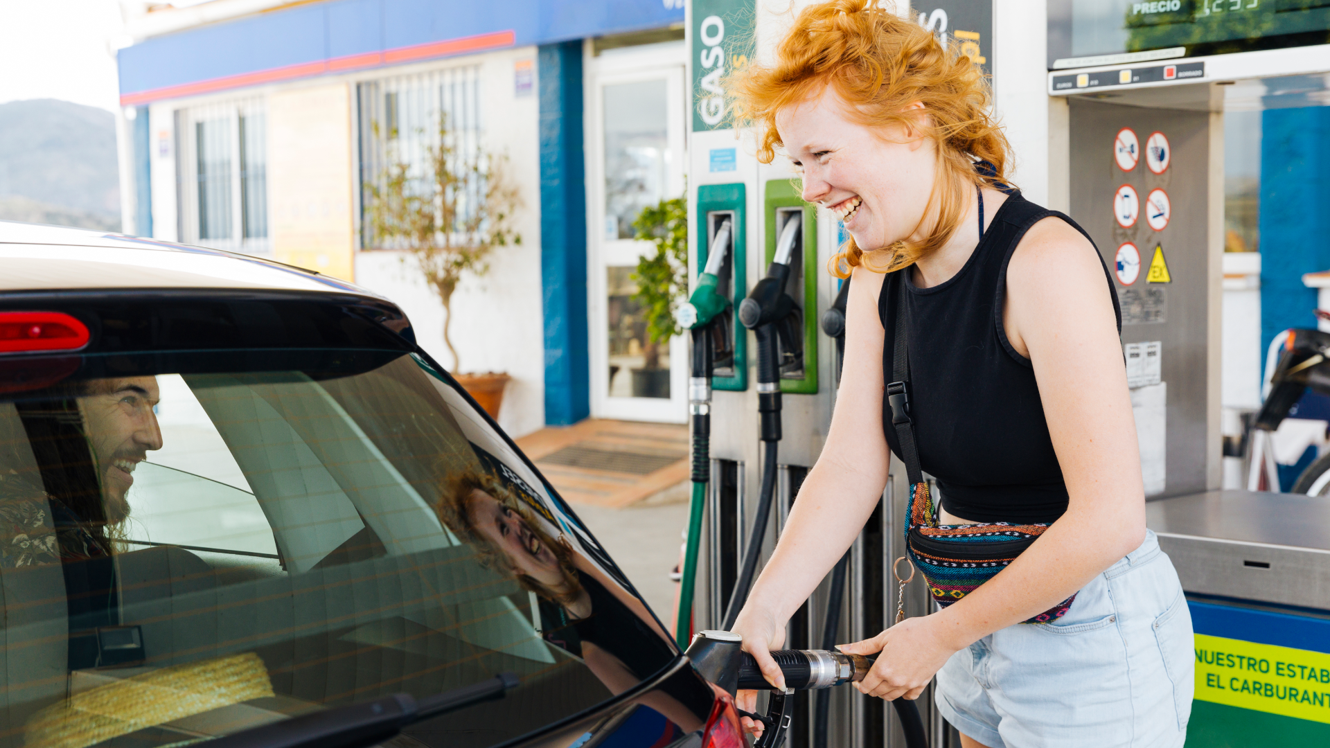 Posto de gasolina em cidade pequena