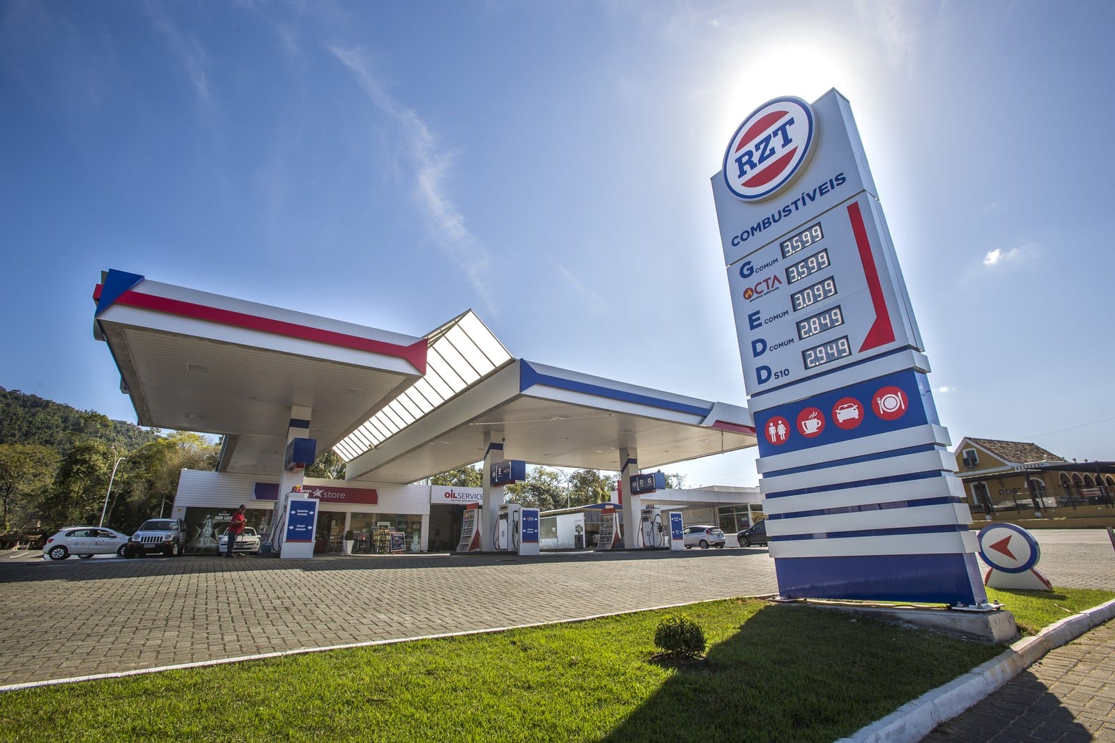Posto RZT em Pomerode depois do rebranding, com a nova identidade visual aplicada no totem, na testeira e nas bombas