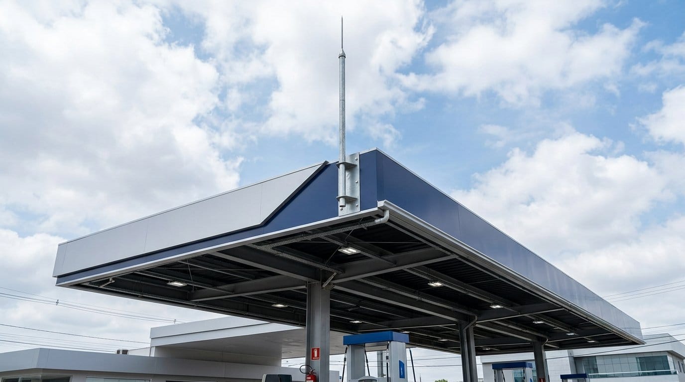 Captor de para-raios do SPDA instalado no topo da cobertura metálica do posto de gasolina